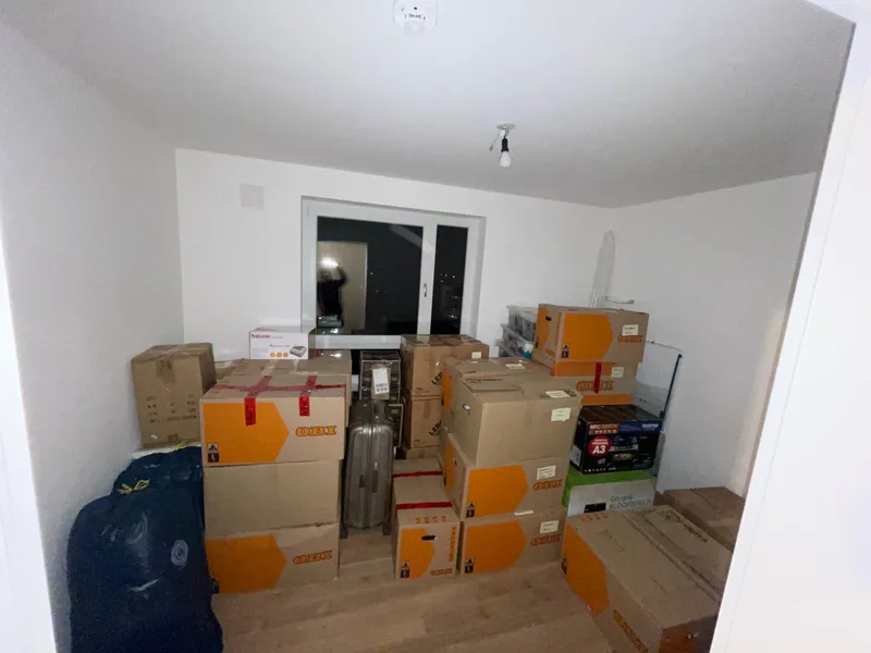 Fertig gepackte Umzugskartons vor dem Transport