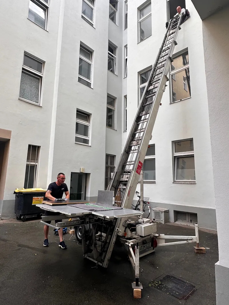 Möbellift im Einsatz bei einem Umzug in Berlin
