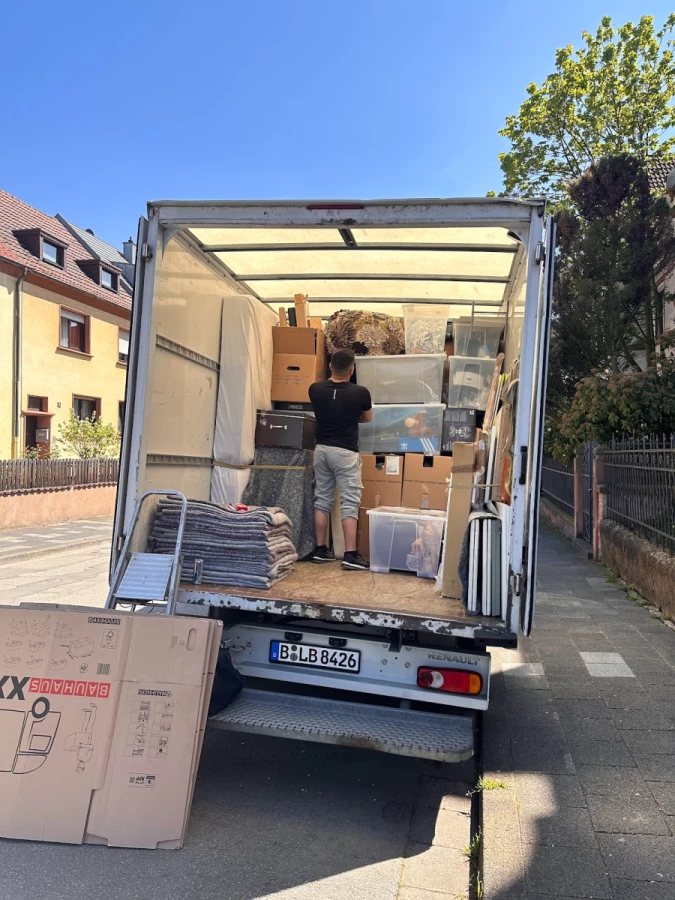 Bring Umzüge Team beim Einladen des Umzugswagens