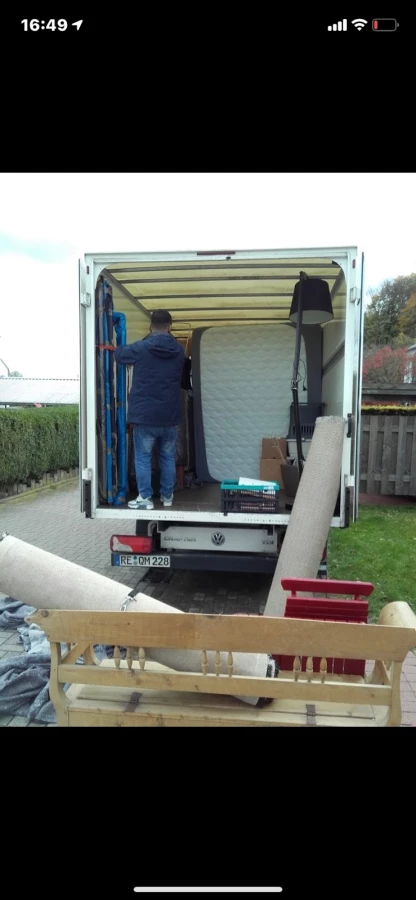 Team beim Verladen im Umzugswagen