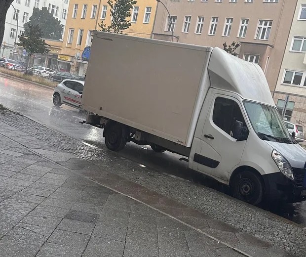 Umzugswagen im Regen auf einer Berliner Straße